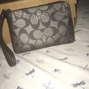 COACH WOMENS WRISTLET IN BLACK/GREY